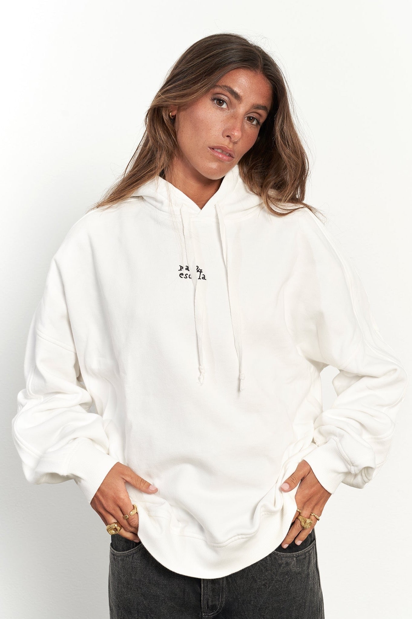 Par y escala White Hoodie