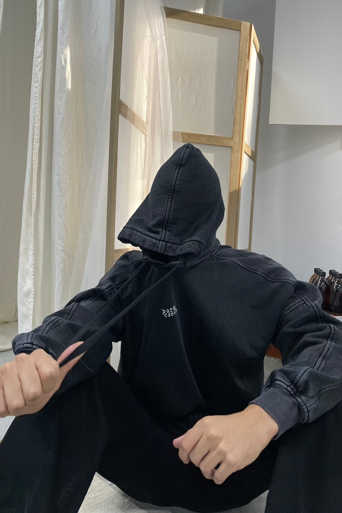 Par y escala Grey Hood