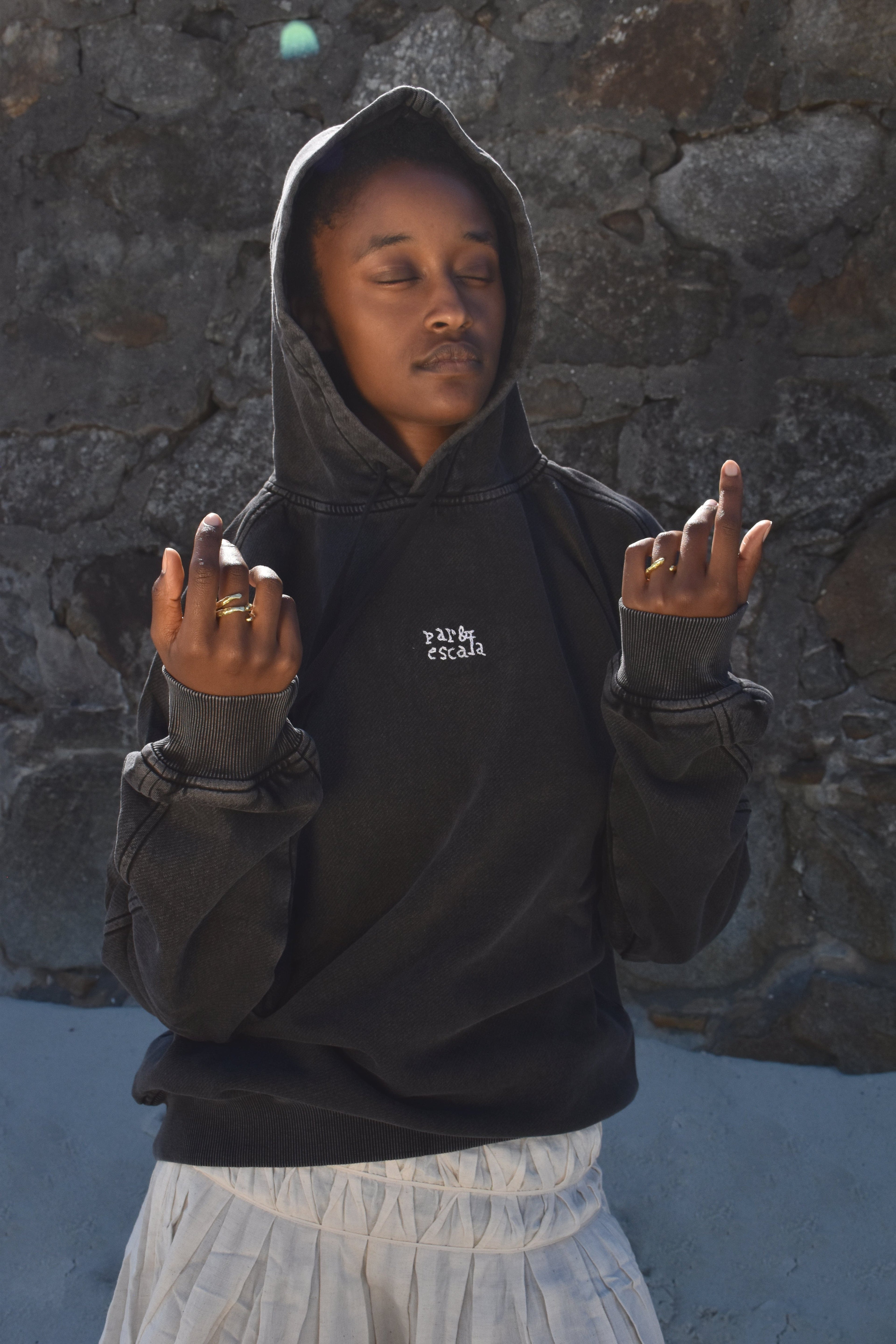 Par y escala Dark Grey Hoodie