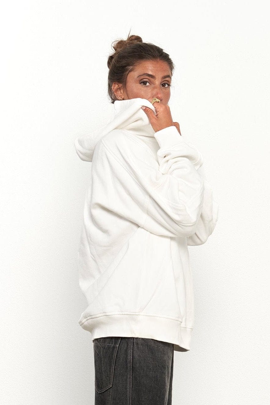 Par y escala White Hoodie