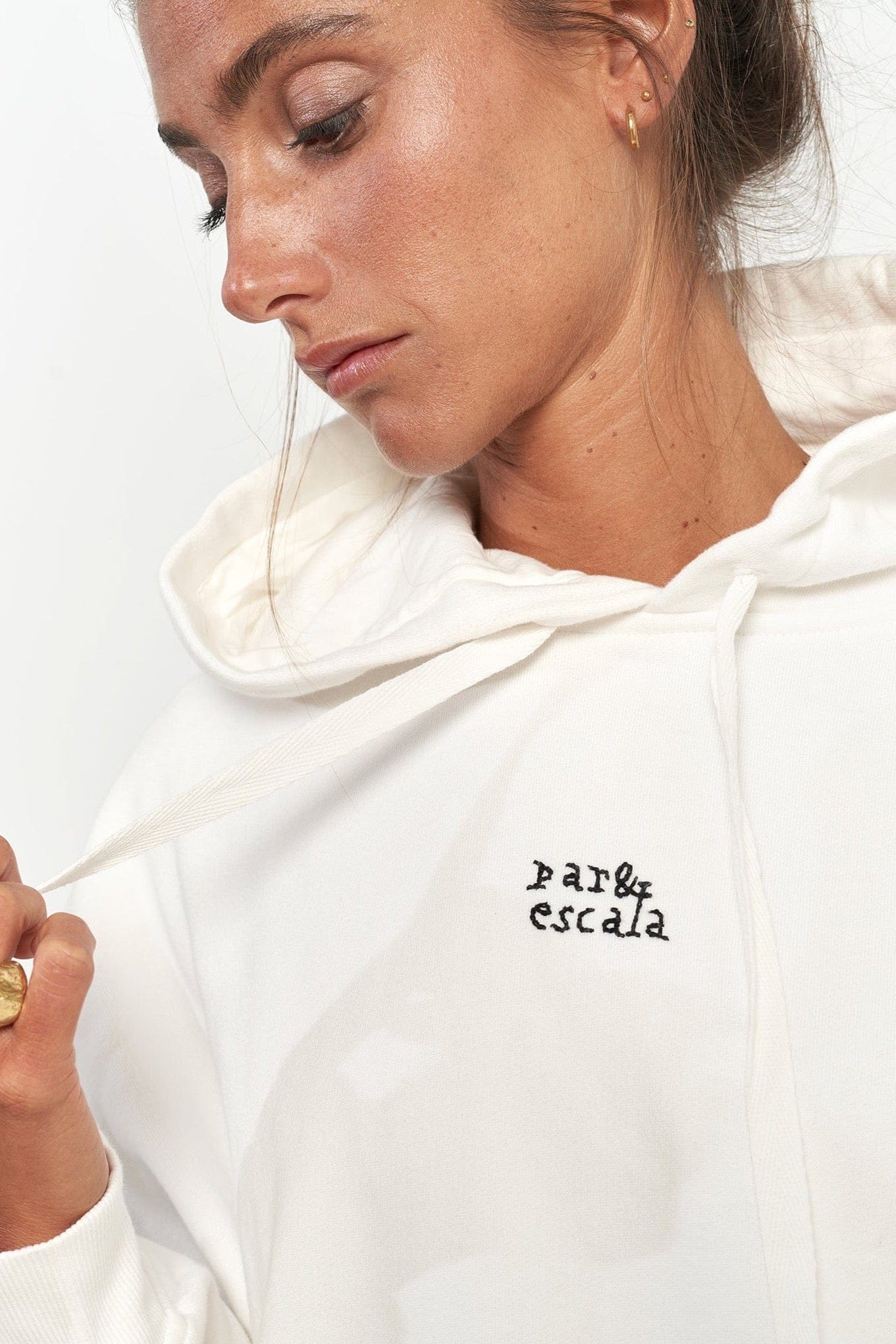 Par y escala White Hoodie